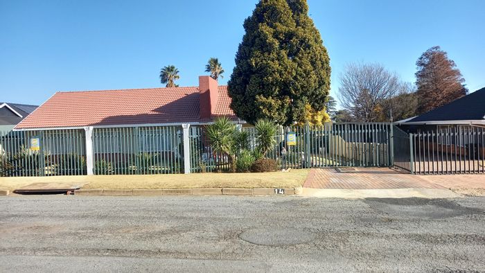 For Sale: House in Kempton Park Ext 4 with pool, staff quarters, and double garage.