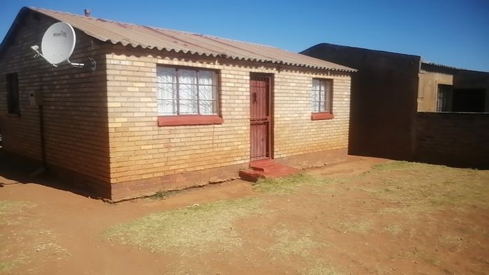 2-Bedroom House for Sale in Sebokeng Zone 14 with Spacious Yard and Amenities.