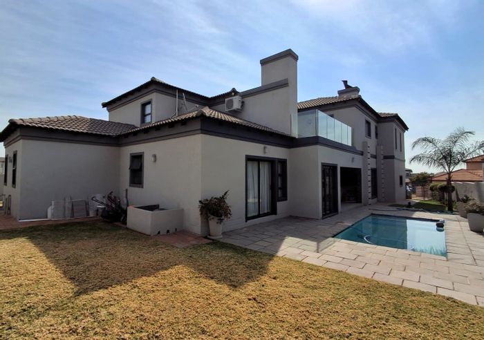 For Sale: House in Blue Valley Golf Estate with pool, cinema, and gym.