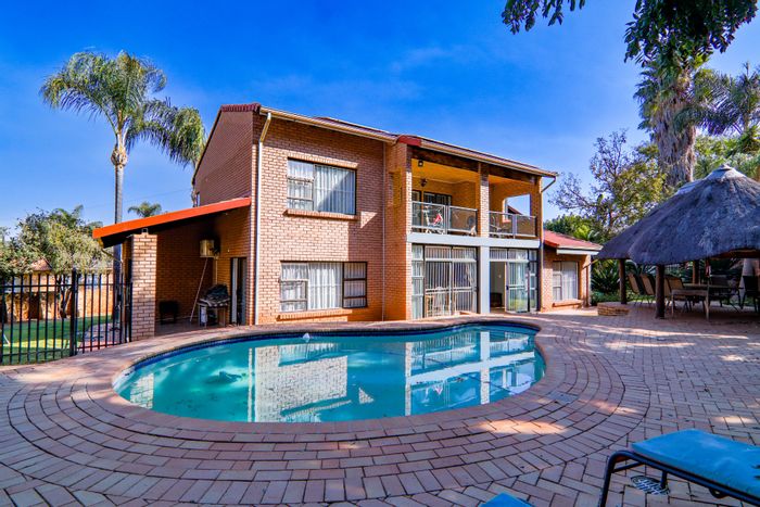 Eldoraigne House For Sale: Spacious living, pool, lapa, solar power, three garages.