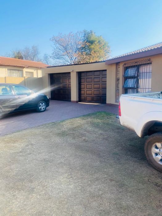 For Sale: 5-bedroom house in Pine Ridge with office, double garage, and electric fence.