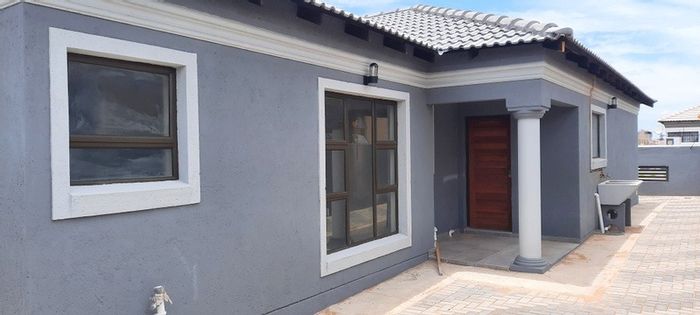 House for Sale in Mahlasedi Park: 3 beds, double garage, security features.