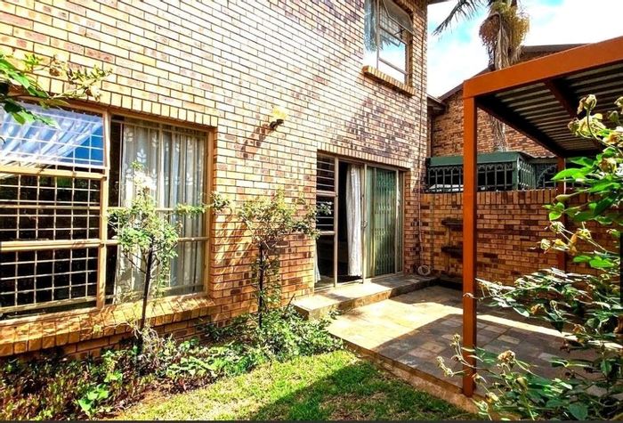 Weavind Park Townhouse For Sale: 2 Bedrooms, Private Garden, Pool Access!