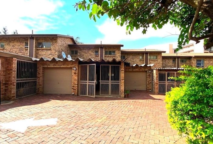 Weavind Park Townhouse For Sale: 2 beds, garden, garage, pool access.
