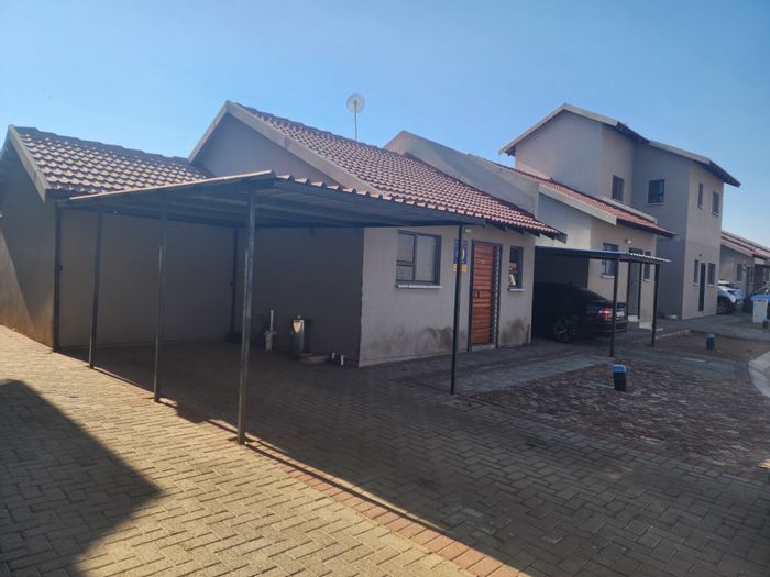 Bendor Townhouse For Sale: Secure complex, 2 bedrooms, open plan living, carport.