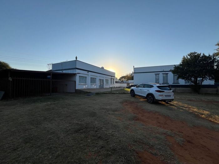 For Sale: Roodepan Farm with 4-bed house, flatlet, boreholes, and vast potential.