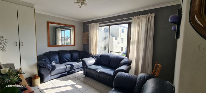 Guldenland Apartment For Sale: 2 Bedrooms, Communal Braai, Close to Schools & Shops!