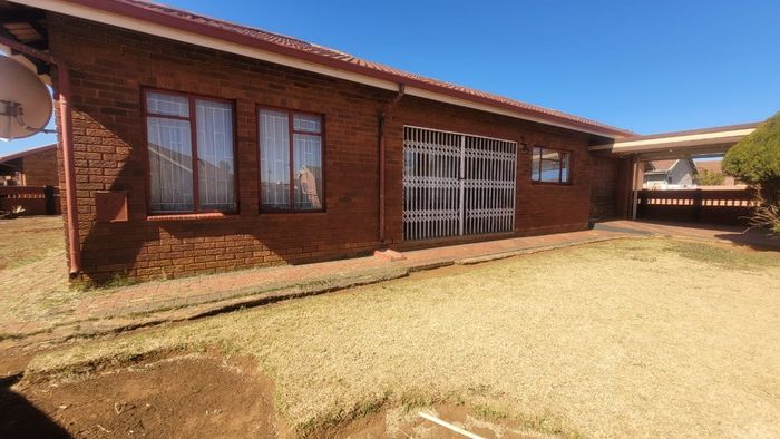 For Sale: House in Sebokeng with 3 bedrooms, garage, and convenient amenities.