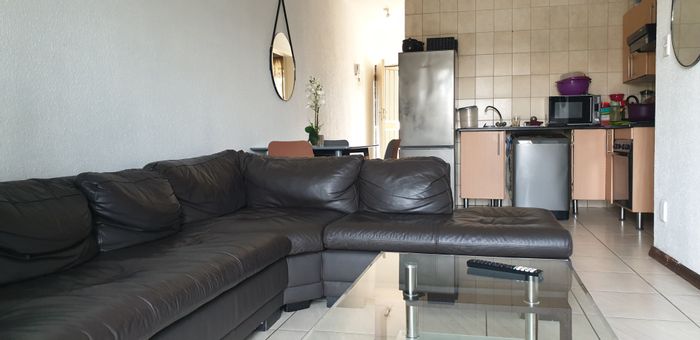 Bloubosrand Apartment For Sale: 2 Bedrooms, balcony, garage, near shopping centres.