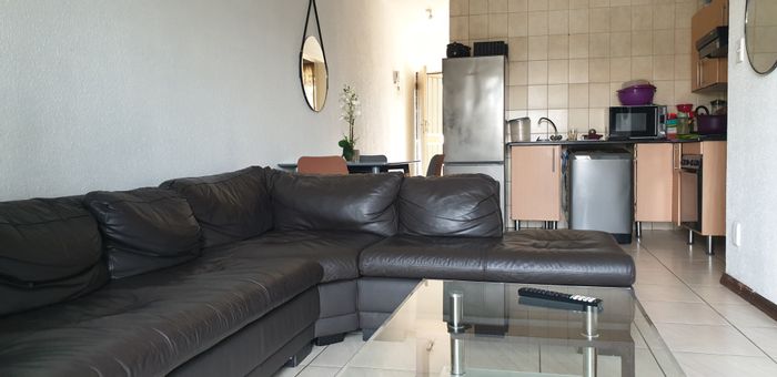 Bloubosrand Apartment For Sale: 2 Bedrooms, balcony, garage, near shopping centers.