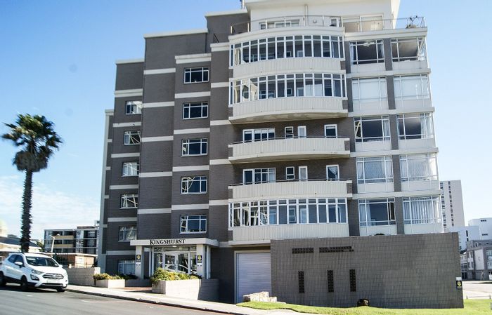 Stylish Humewood Apartment for Sale: Enclosed Patio, 24/7 Security, Communal Lounge!