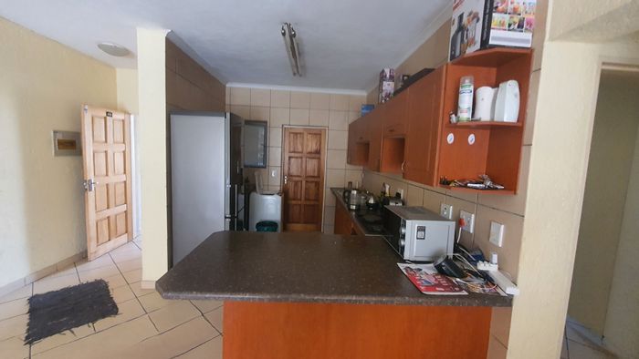 For Sale: Apartment in Stonehenge Ext 8, close to amenities and universities.