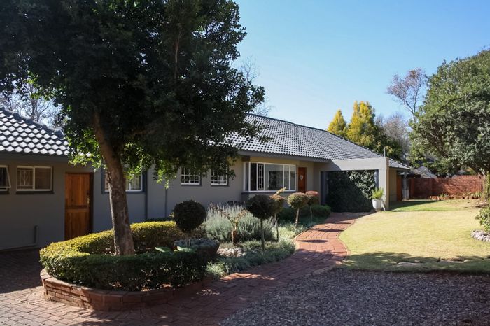 Lynnwood House For Sale: 3 beds, pool, study, solar system, near school.