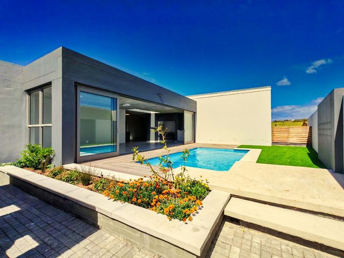 4-Bedroom House for Sale in Oubaai with Golf Course Views and Separate Living Spaces