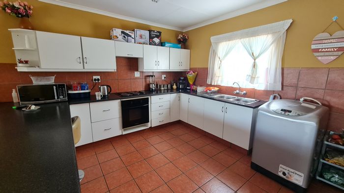 3-Bedroom Apartment in Lydenburg Central For Sale with Garage and Communal Amenities.