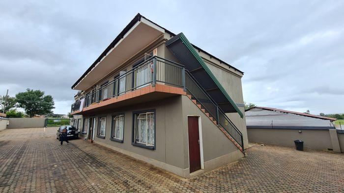 For Sale: Apartment in Lydenburg Central with 3 bedrooms, double garage, and amenities.