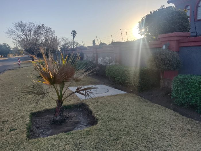 For Sale: House in Riamar Park with pool, flatlet, and spacious outdoor area.