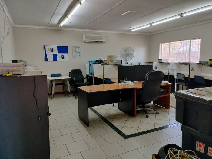 Prime Rooihuiskraal Office to Rent: Spacious, Well-Equipped, and High Visibility!