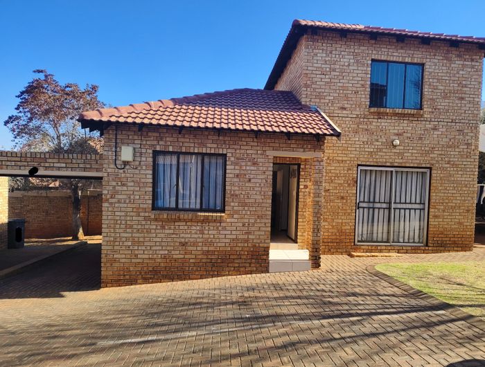 For Sale: Townhouse in Witpoortjie with 3 bedrooms, garage, and nearby amenities.