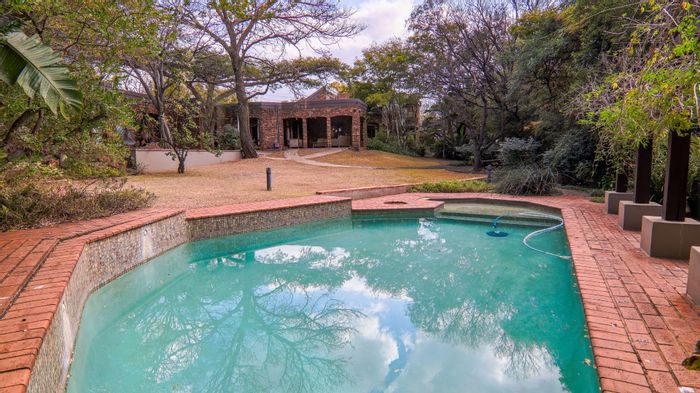 Hilltop Family Home in Lydiana For Sale: 5 Beds, Pool, and Gardens!