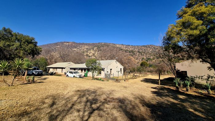 Erasmia Small Holding For Sale: 4-bedroom house, 2 cottages, Hennopsriver access.