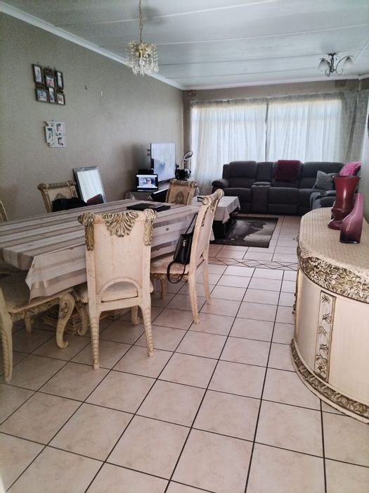 Secure 2-Bedroom Apartment for Sale in Vanderbijlpark Cw 3 with Open Plan Living!