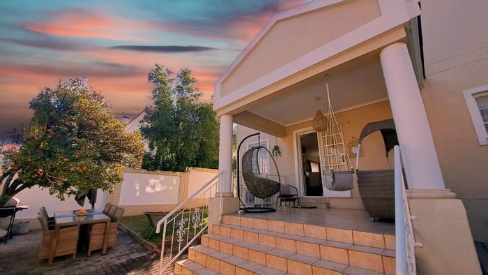 For Sale: Townhouse in Sterrewag with 3 bedrooms, private patio, and 24-hour security.