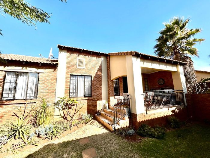 Townhouse for Sale in Mooikloof Ridge: 3 Bedrooms, Garden, Secure Estate!