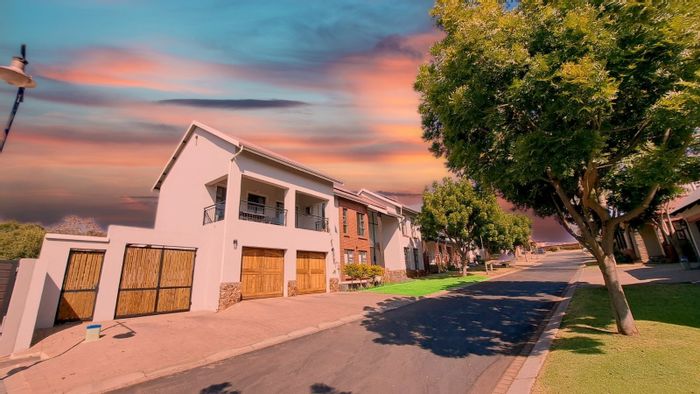 Heritage Hill House For Sale: Spacious living, solar power, clubhouse, and gardens.