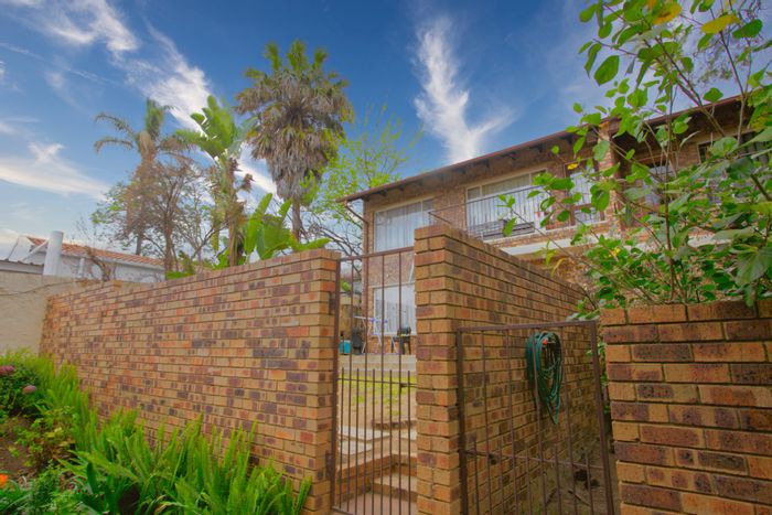 For Sale: 2-bedroom apartment in Ferndale with pool, garage, and balcony.