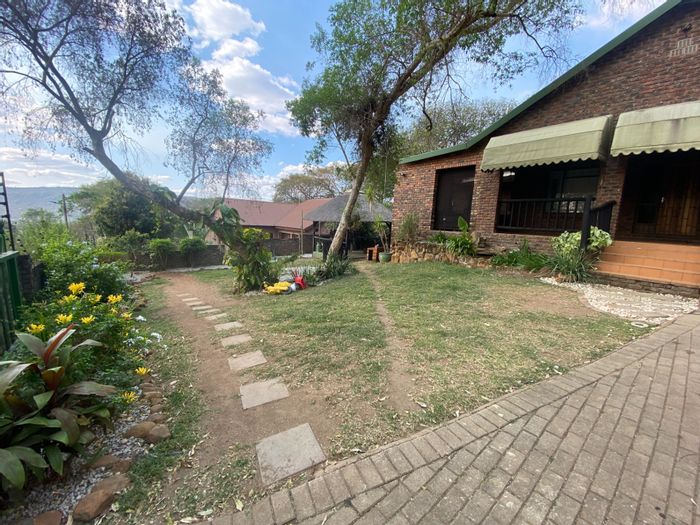 Family Home in Hazyview Central: 3 Bedrooms, Garden, Jacuzzi, Near Kruger Park!