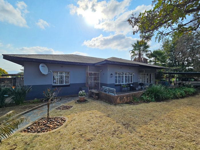 Spacious Family Home with Flatlet and Outbuildings in Lydenburg Central For Sale!