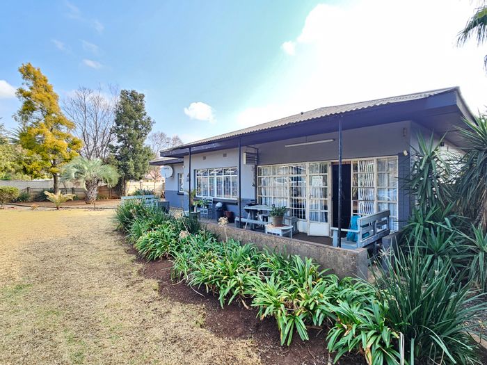 Spacious house with flatlet, outbuildings, pool, and security in Lydenburg Central. For Sale.