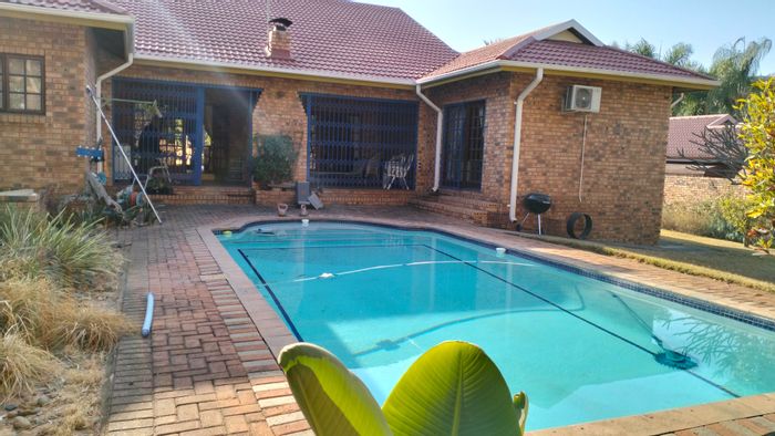 Steiltes House for Sale: Pool, Braai Area, 4 Bedrooms, Prime Location!