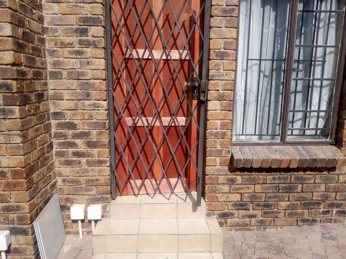 Ground Floor Apartment in Olievenhoutbosch: 2 Beds, Inverter, Great Amenities!