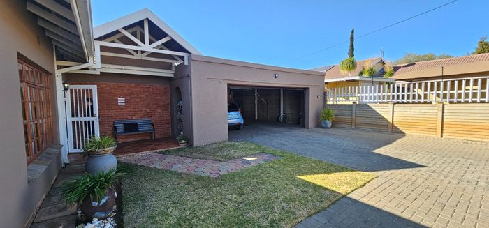 Spacious 3-Bedroom House for Sale in Rhodesdene with Modern Amenities and Pool!