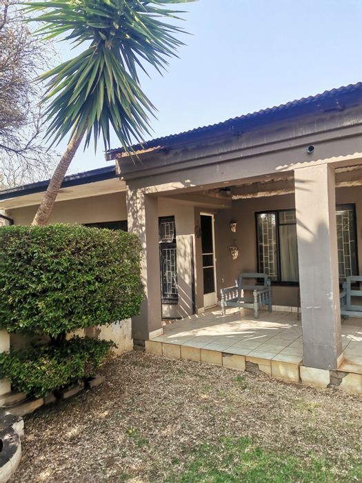 For Sale: Versatile 3-Bed House with Pool and Separate Flatlet in Penina Park