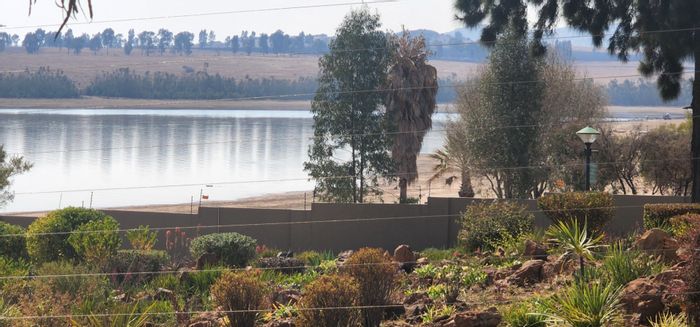 Spacious Vaal Marina Central House with Boathouse, Jetty, and Family Amenities For Sale!