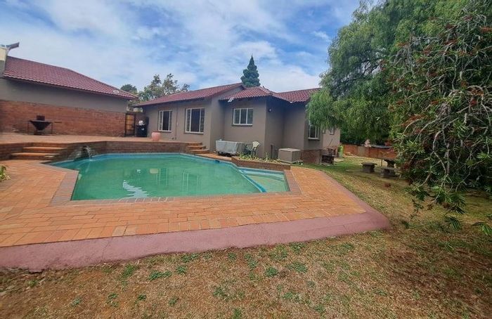 Mulbarton House For Sale: Spacious Living, Pool, Flatlet, Close to Amenities!