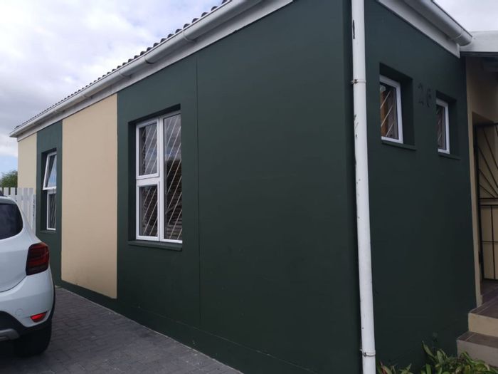 For Sale: Townhouse in Sunset Glen with 2 bedrooms, yard, and security.