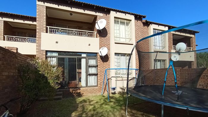 Mooikloof Ridge Apartment for Sale: 2 Bed, 1 Bath, Garage & Amenities!