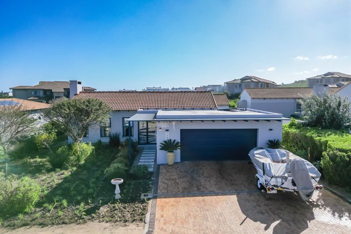 House For Sale in Langebaan Country Estate: Golf, security, and leisure amenities await.