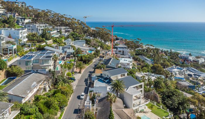 Fresnaye House For Sale: Panoramic views, spacious grounds, renovation opportunity in exclusive area.