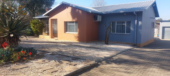 3-Bedroom House to Rent in Capricorn with Extra Flat and Secure Parking