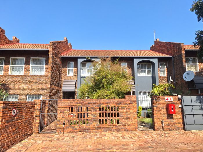 Townhouse For Sale in Garsfontein: 2 Bedrooms, Private Garden, Close to Amenities!