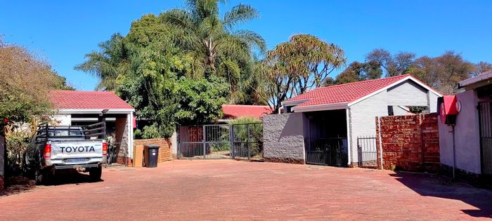 Elarduspark Townhouse For Sale: 3 Bedrooms, Lapa, Garden, Pet-Friendly, Outhouse Potential.