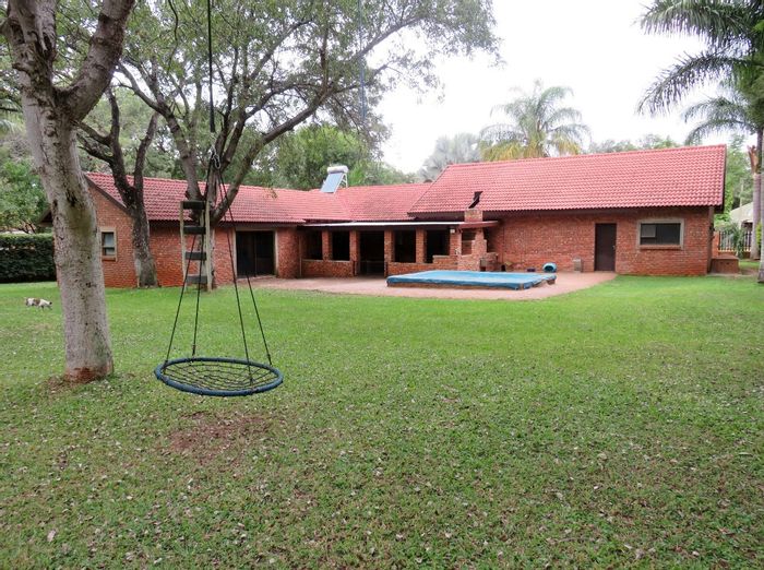 Family-Friendly House for Sale in Komatipoort Central with Pool and Outdoor Space!