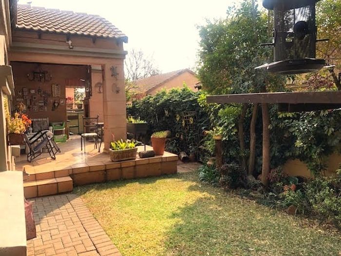 Faerie Glen Townhouse For Sale: 2 beds, pet-friendly, pool, private garden.