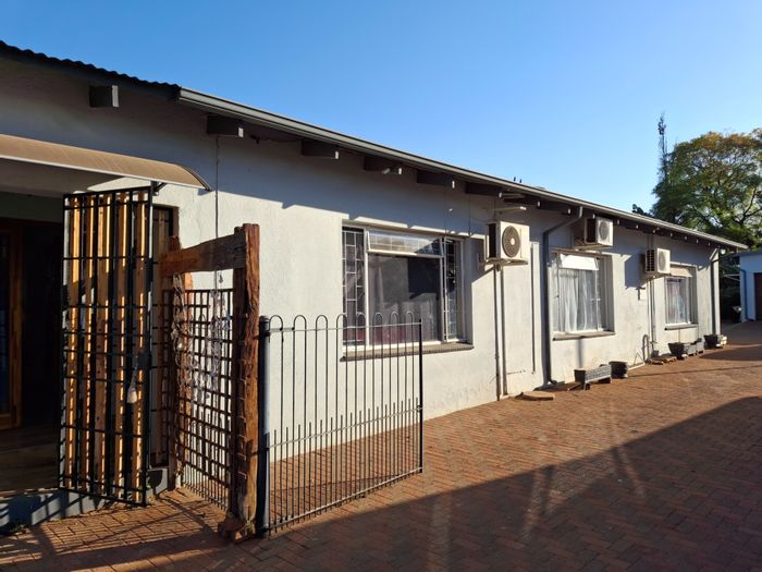 Spacious Pretoria North Family Home for Sale: Entertainers’ Dream with Granny Flat!