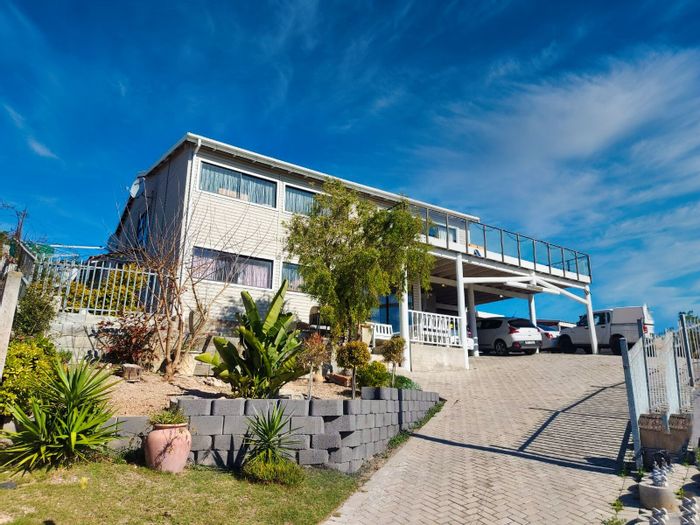 Seaside Home in Fraaiuitsig: Spacious Living, Stunning Views, and Convenient Amenities!